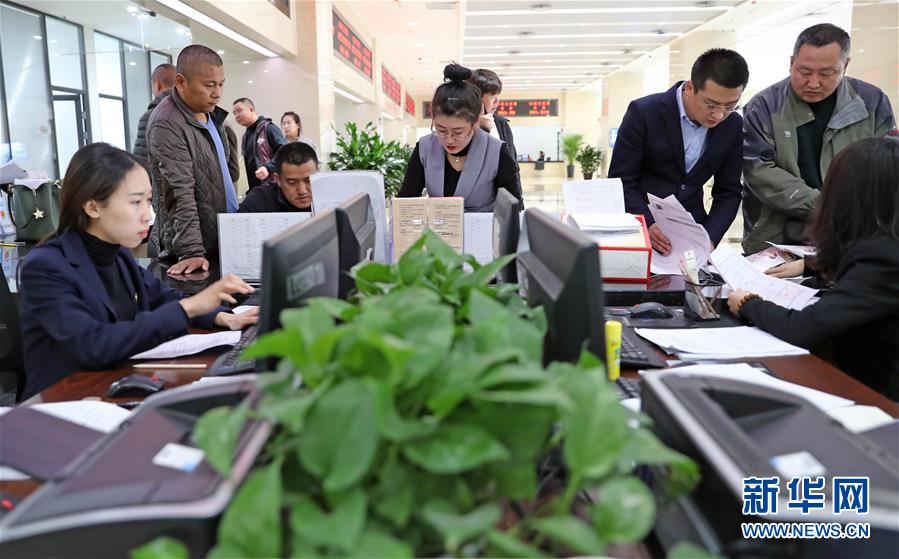 (新華全媒頭條·兩會特別報道·圖文互動)(4)抓住新機遇 贏得新優勢——從全國兩會看奮進中國的發展動力