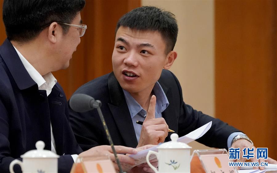 （新華全媒頭條&middot;兩會特別報道&middot;圖文互動）（6）向著夢想的接力&mdash;&mdash;&ldquo;90歲&rdquo;與&ldquo;95后&rdquo;代表的&ldquo;對話&rdquo;