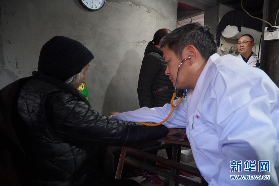 (新春走基層·圖文互動(dòng))(2)高山來(lái)了醫(yī)療隊(duì)