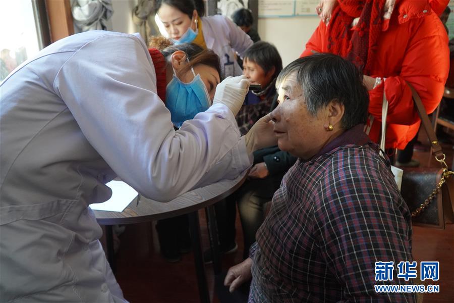 (新春走基層·圖文互動(dòng))(1)高山來(lái)了醫(yī)療隊(duì)