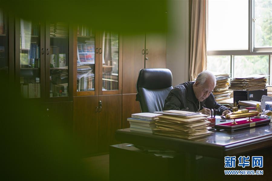 （今日關注&middot;科技獎勵大會&middot;圖文互動）（5）此生屬于祖國，此生無怨無悔&mdash;&mdash;隱身30年的中國核潛艇先驅黃旭華