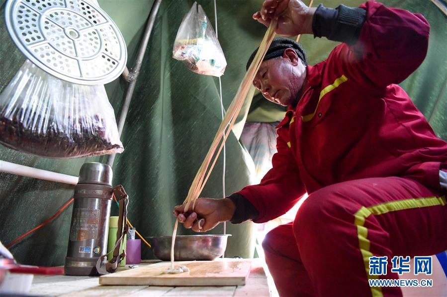 （新春走基層·圖文互動）（7）大漠中，一頂帳篷守歲五年