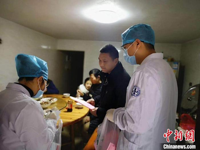 卸紅妝披白袍浙江永嘉醫(yī)護(hù)夫妻取消婚禮奮戰(zhàn)疫情前線(xiàn)