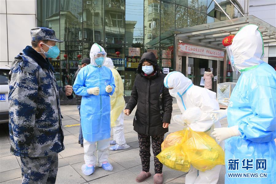 （新華全媒頭條&middot;圖文互動）（1）黨旗，高高飄揚在防控疫情斗爭第一線&mdash;&mdash;各級黨組織和廣大黨員干部投身疫情防控阻擊戰(zhàn)紀實