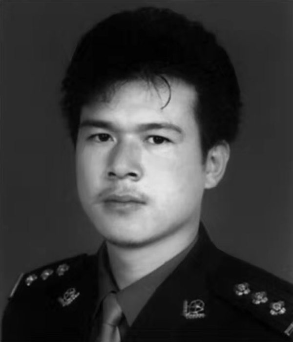 (為了民族復(fù)興·英雄烈士譜·圖文互動(dòng))張杰明:誓死與歹徒搏斗的公安英模