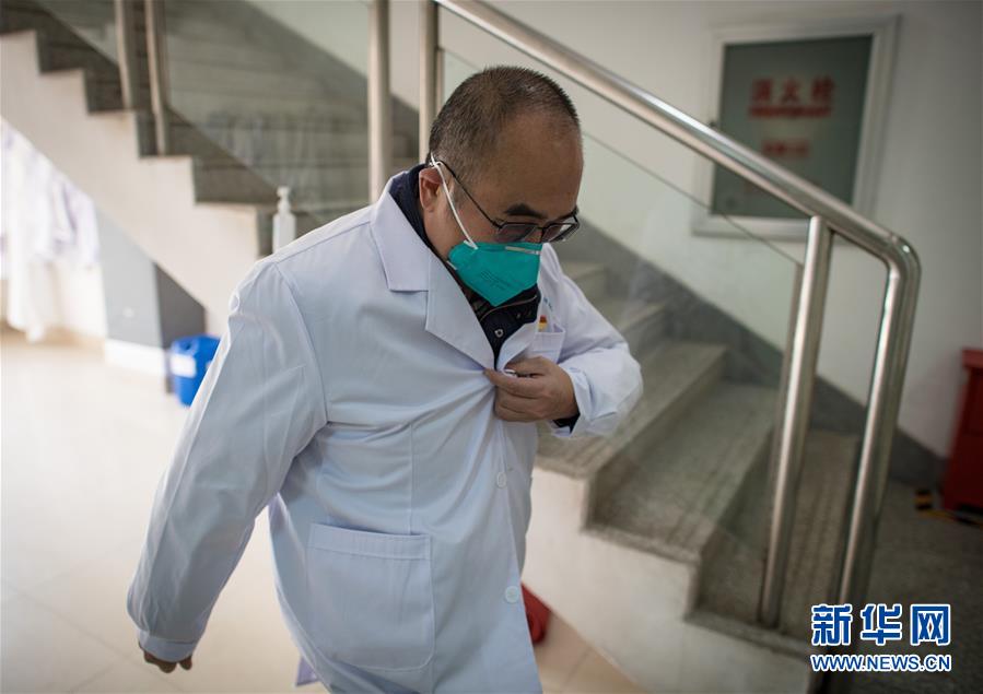 (新華全媒頭條·聚焦疫情防控·圖文互動)(1)拼漸凍生命 與疫魔競速——記疫情“風暴眼”中武漢金銀潭醫院院長張定宇