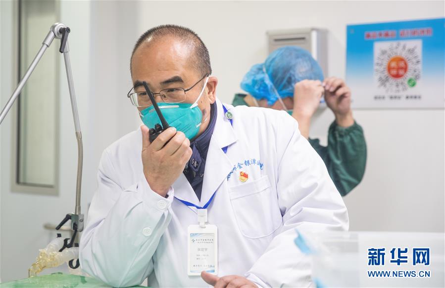 (新華全媒頭條·聚焦疫情防控·圖文互動)(13)拼漸凍生命 與疫魔競速——記疫情“風暴眼”中武漢金銀潭醫院院長張定宇