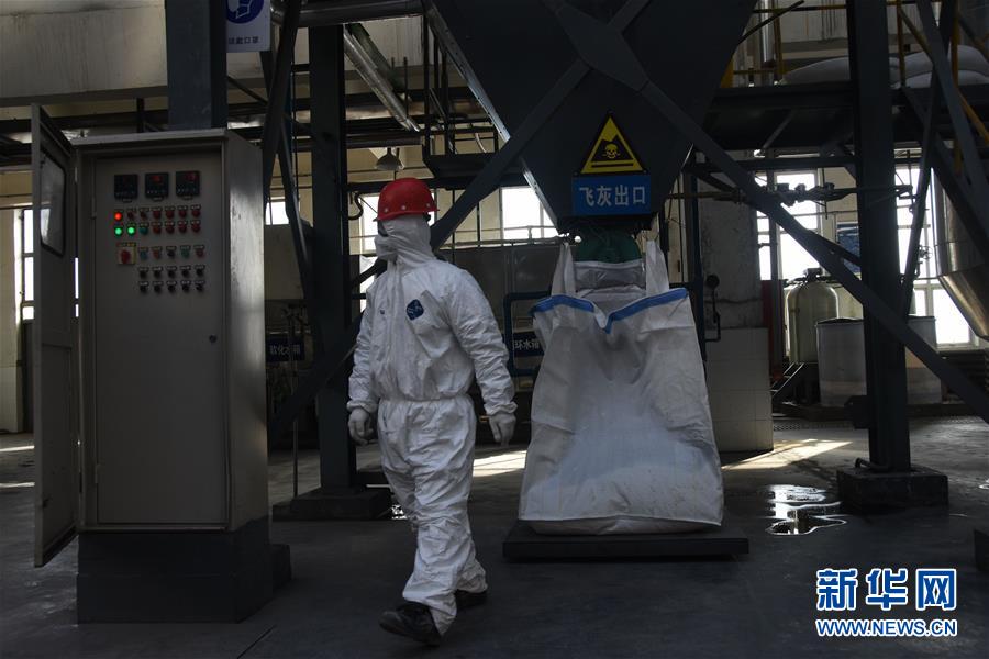 (聚焦疫情防控·圖文互動(dòng))(3)另類“白衣戰(zhàn)士”:堅(jiān)守醫(yī)療廢物處置第一線