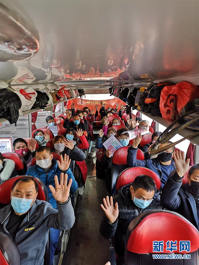 （做好六穩工作 應對復雜局面·圖文互動）（1）四川：“點對點、一站式”送農民工安全返崗