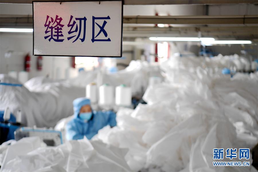 （聚焦疫情防控·圖文互動）（2）我們能多產一件，前方就少一份風險——醫用防護服“河北制造”緊急“起飛”記