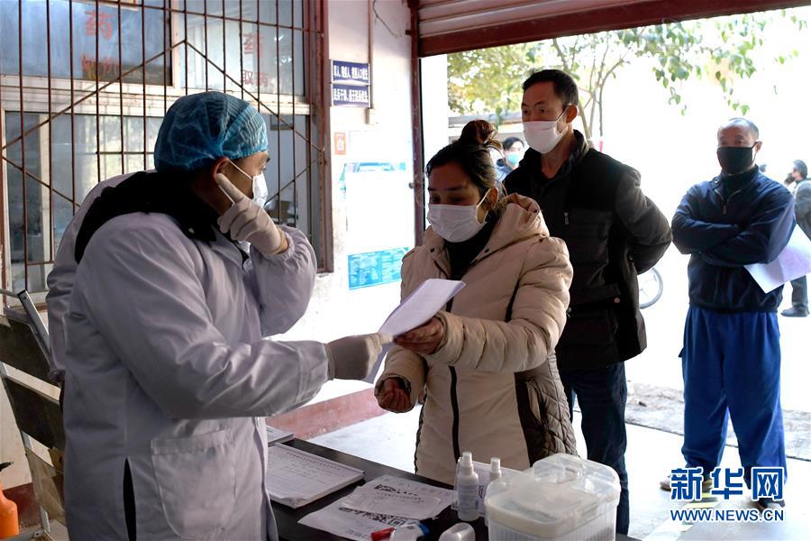 (抓好經(jīng)濟發(fā)展 應(yīng)對復(fù)雜局面·圖文互動)(3)2500萬農(nóng)民工如何安全返崗?——農(nóng)民工大省四川復(fù)工觀察