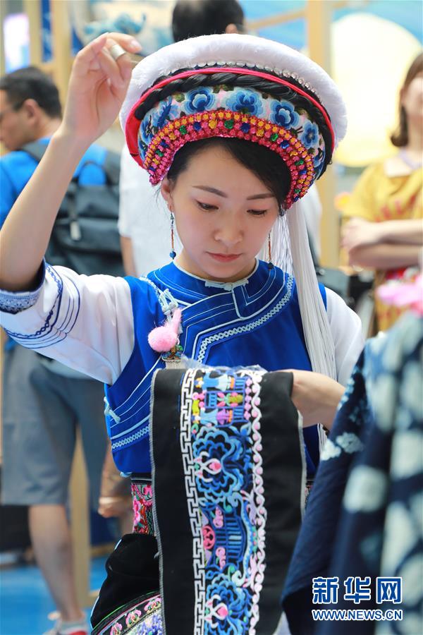 (脫貧攻堅(jiān)風(fēng)采錄·帶頭人·圖文互動)(3)背著娃繡著花 養(yǎng)活自己養(yǎng)活家——夏華和13000名大山繡娘的“中國夢”