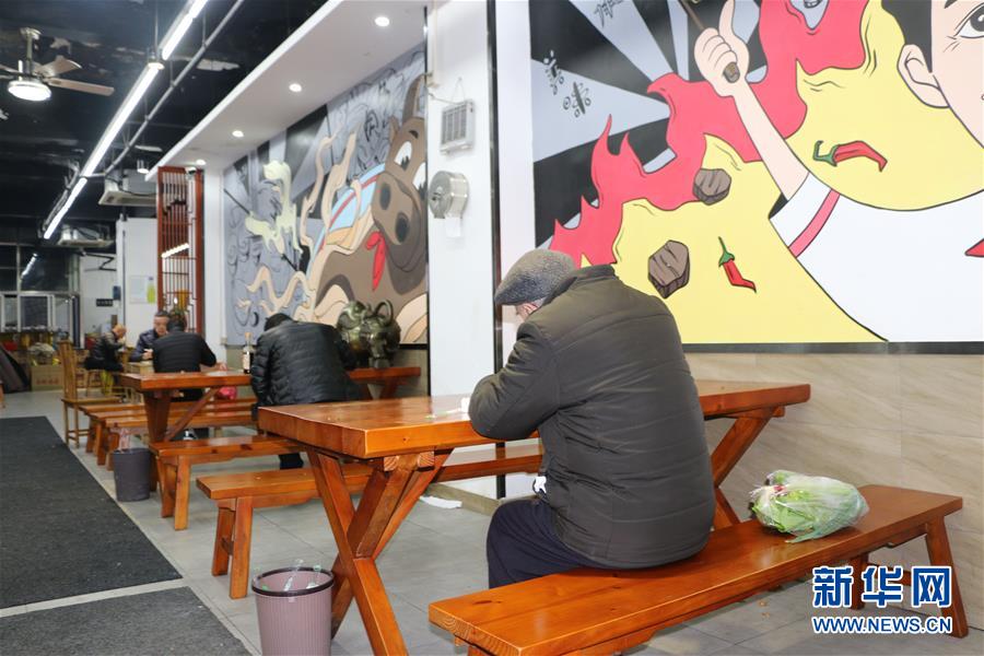 （圖文互動）（5）吃粉擼串，商圈“打卡”，動車出廠——湖南“標簽”復蘇記