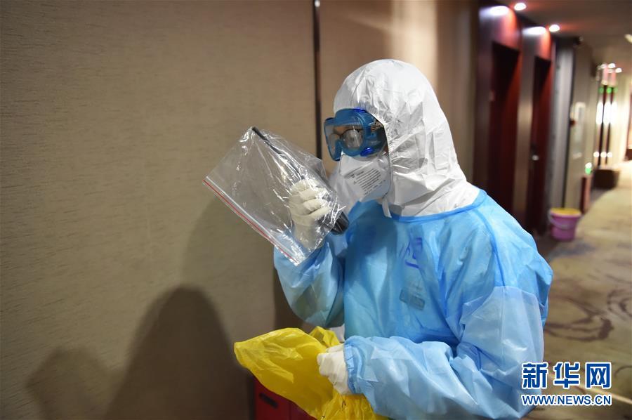 (聚焦疫情防控·圖文互動)(8)“感恩每一位‘不曾謀面’的醫護人員”——探訪返京人員醫學集中隔離觀察點