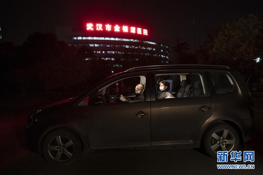 （一線抗疫群英譜·圖文互動）（1）特寫：為節省10分鐘，這對醫護夫妻“以車為家”