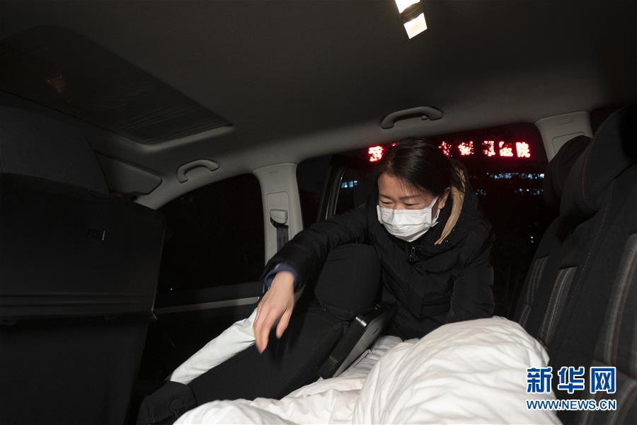 （一線抗疫群英譜·圖文互動）（2）特寫：為節省10分鐘，這對醫護夫妻“以車為家”