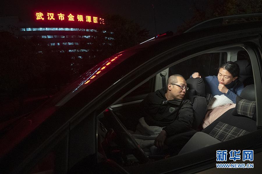 （一線抗疫群英譜·圖文互動）（3）特寫：為節省10分鐘，這對醫護夫妻“以車為家”