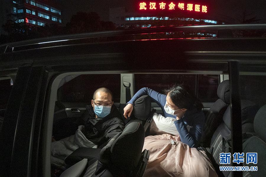 （一線抗疫群英譜·圖文互動）（4）特寫：為節省10分鐘，這對醫護夫妻“以車為家”