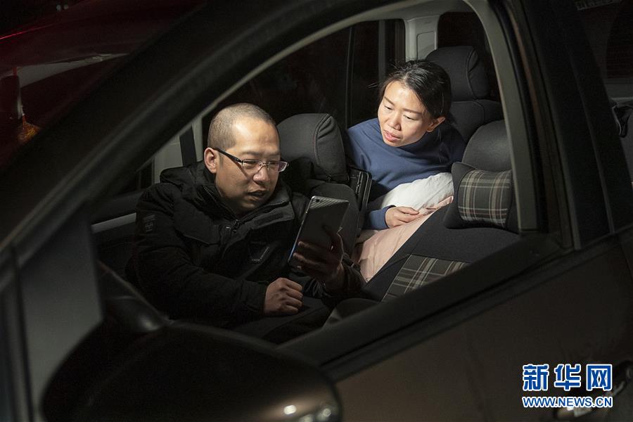 （一線抗疫群英譜·圖文互動）（7）特寫：為節省10分鐘，這對醫護夫妻“以車為家”