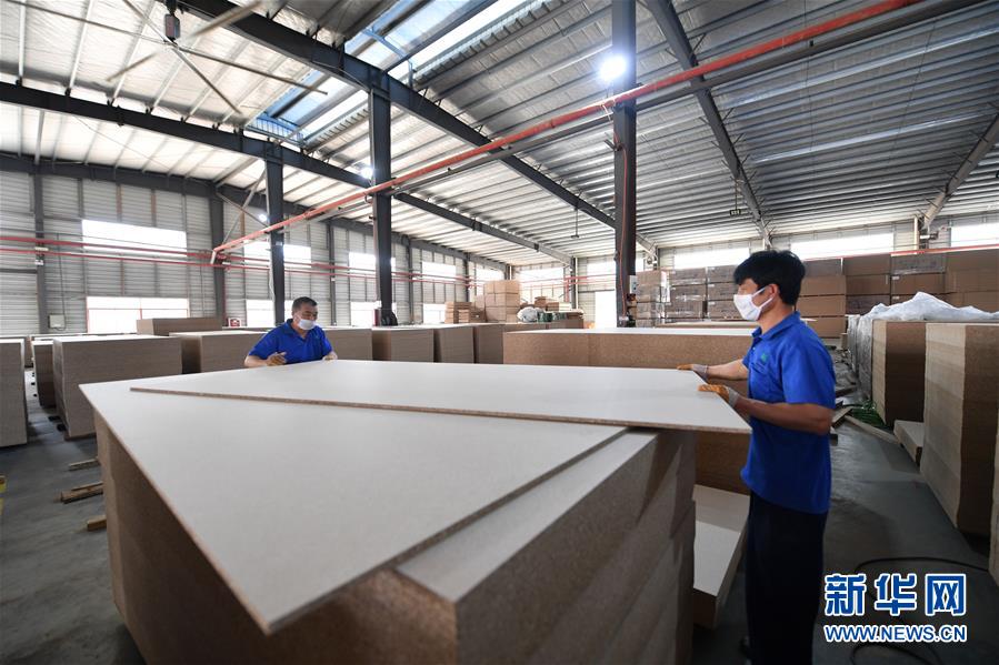 (圖文互動)(8)展會變直播 員工變網紅——千億元家具產業別樣復工復產路