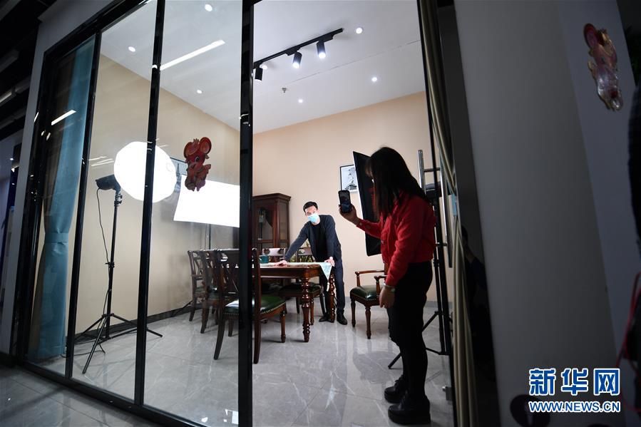 (圖文互動)(10)展會變直播 員工變網紅——千億元家具產業別樣復工復產路