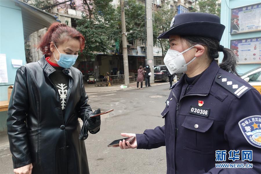 （一線抗疫群英譜·圖文互動）（1）民警王群：老舊小區里的抗疫“團”長