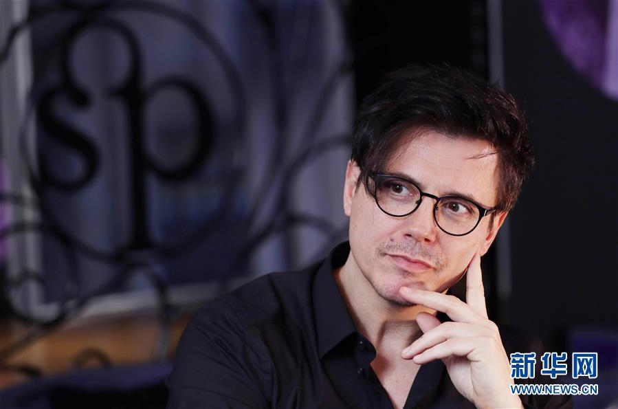 (國際·圖文互動)(3)通訊:手牽手,我們共同驅(qū)散陰霾——法國音樂人創(chuàng)作抗疫歌曲背后的故事