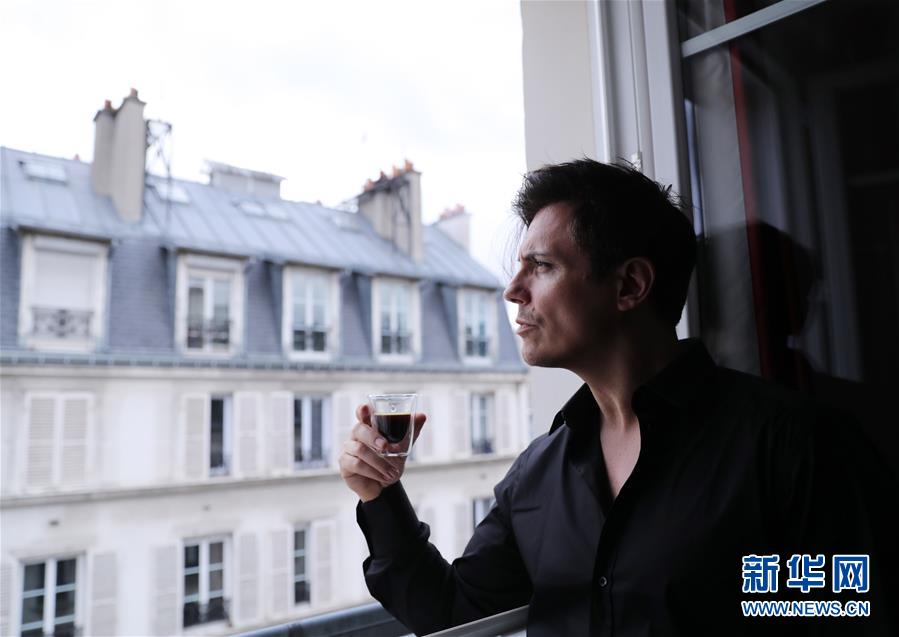 (國際·圖文互動)(5)通訊:手牽手,我們共同驅(qū)散陰霾——法國音樂人創(chuàng)作抗疫歌曲背后的故事