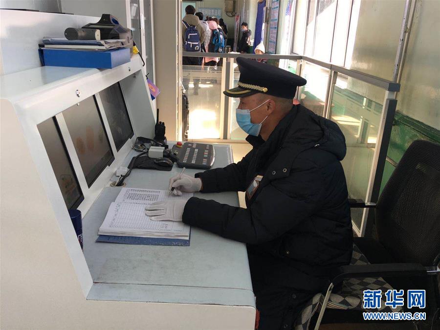 （新華網(wǎng)·圖文互動(dòng)）（1）疫情下，小站鐵路安檢員收獲10多萬(wàn)粉絲