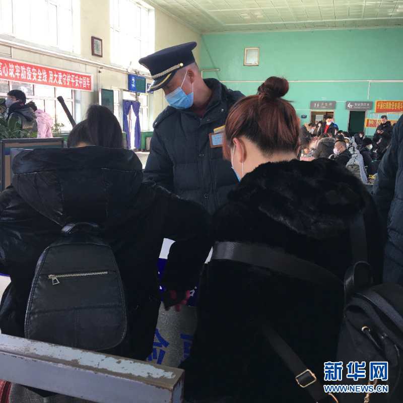 （新華網(wǎng)·圖文互動(dòng)）（2）疫情下，小站鐵路安檢員收獲10多萬(wàn)粉絲