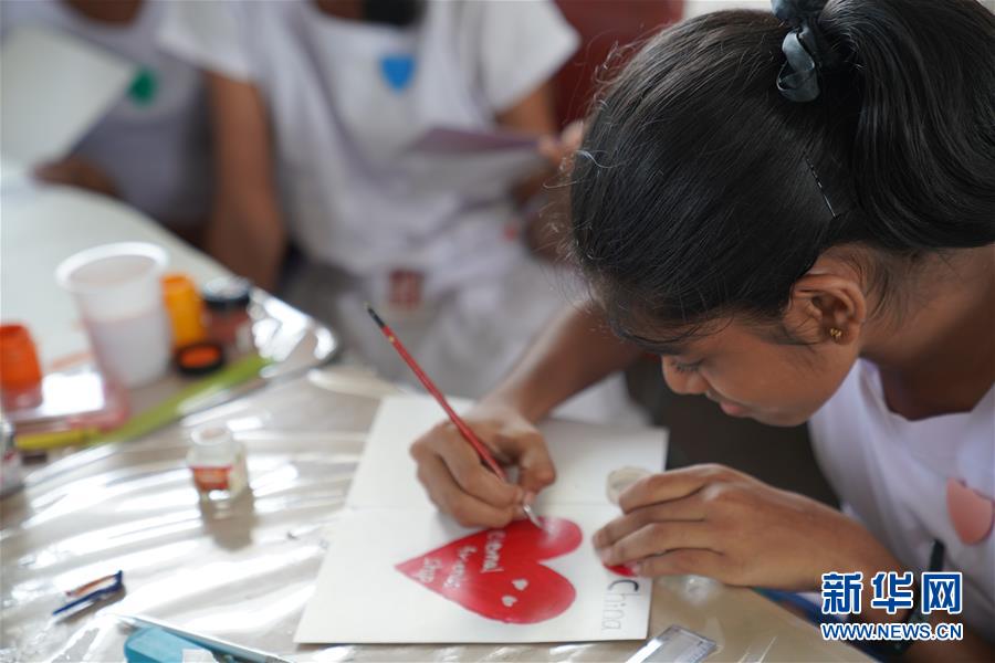 (國際·圖文互動)(1)通訊:“愛心是我們抗擊疾病最強的力量”——記斯里蘭卡德薇女子學校師生收到彭麗媛復信