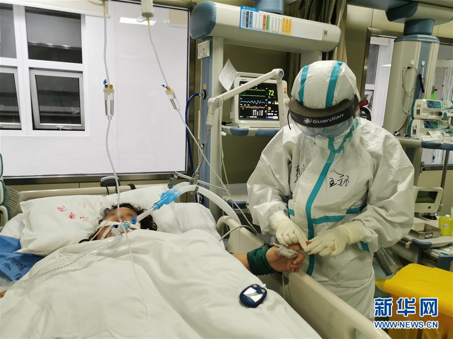 (一線抗疫群英譜·圖文互動)(2)生命之光,溫暖“無面之交”——記抗疫一線重癥監(jiān)護室90后護士金鈺