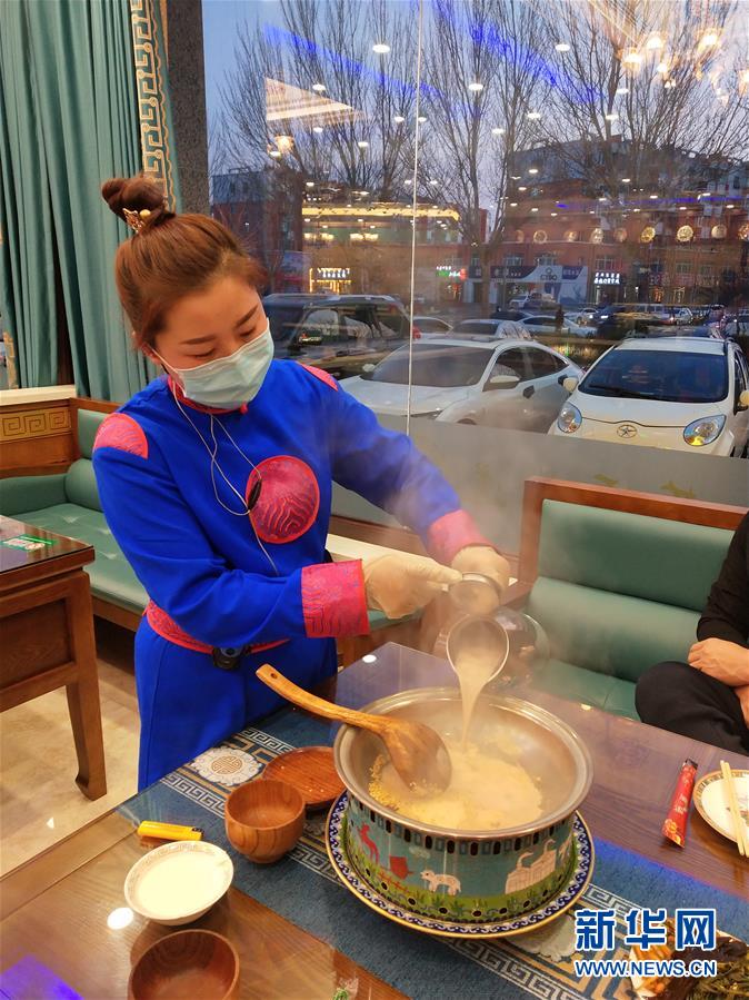 （圖文互動）（2）特寫：限人數、分餐吃、用公筷——偏遠小城“吃飯”見聞