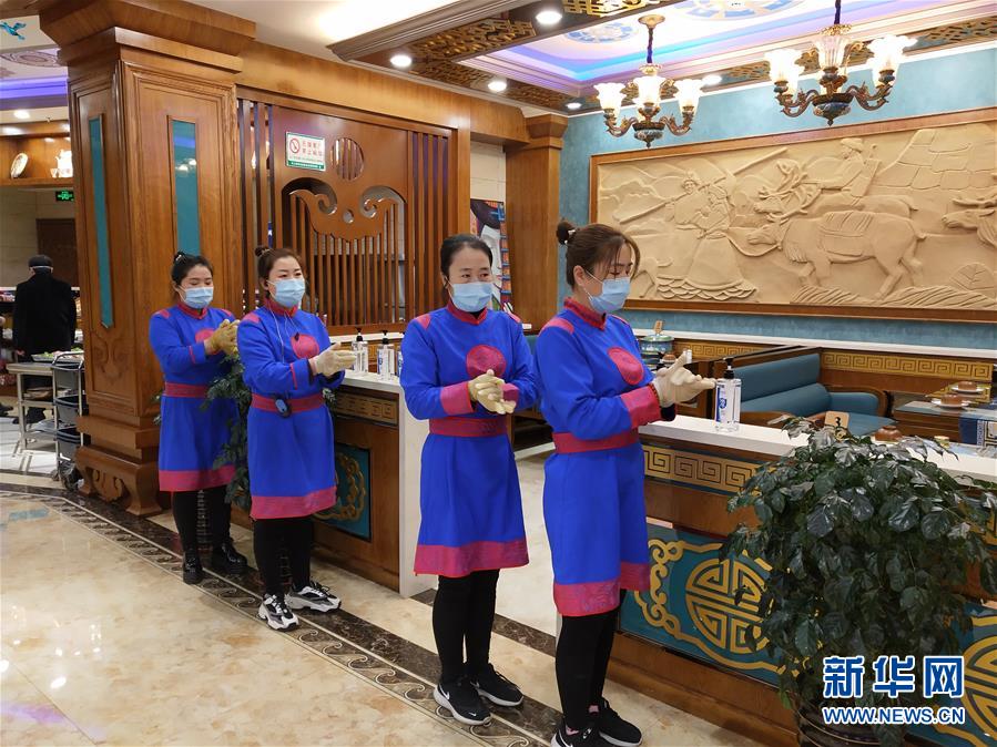 （圖文互動）（6）特寫：限人數、分餐吃、用公筷——偏遠小城“吃飯”見聞