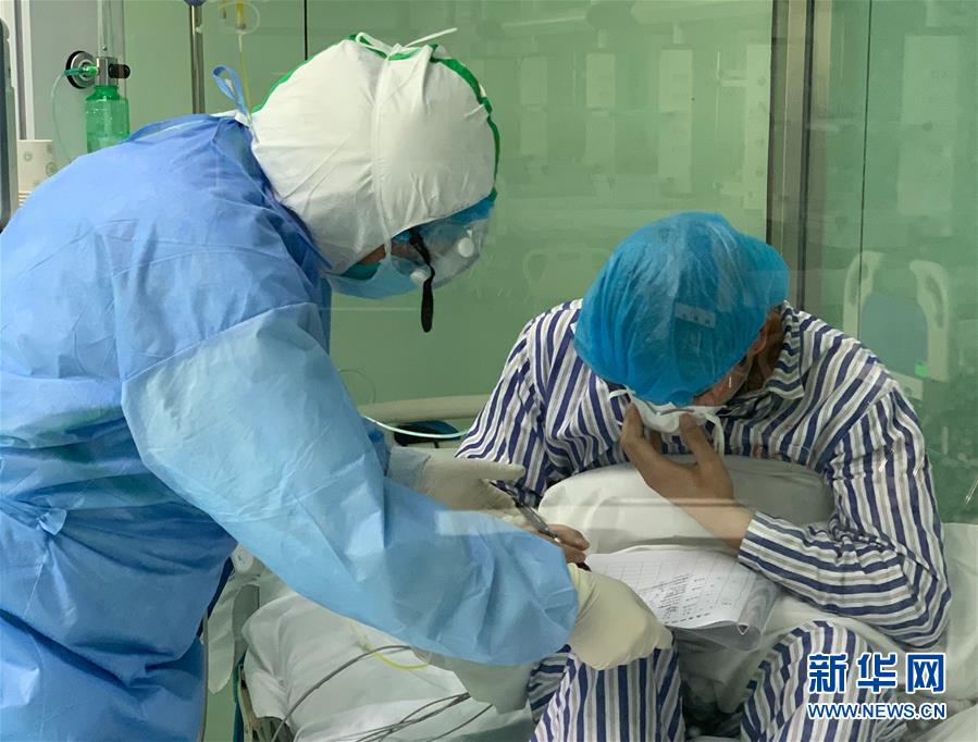 （一線抗疫群英譜&middot;圖文互動）（3）除夕夜奔赴隔離重癥病房的侯坤