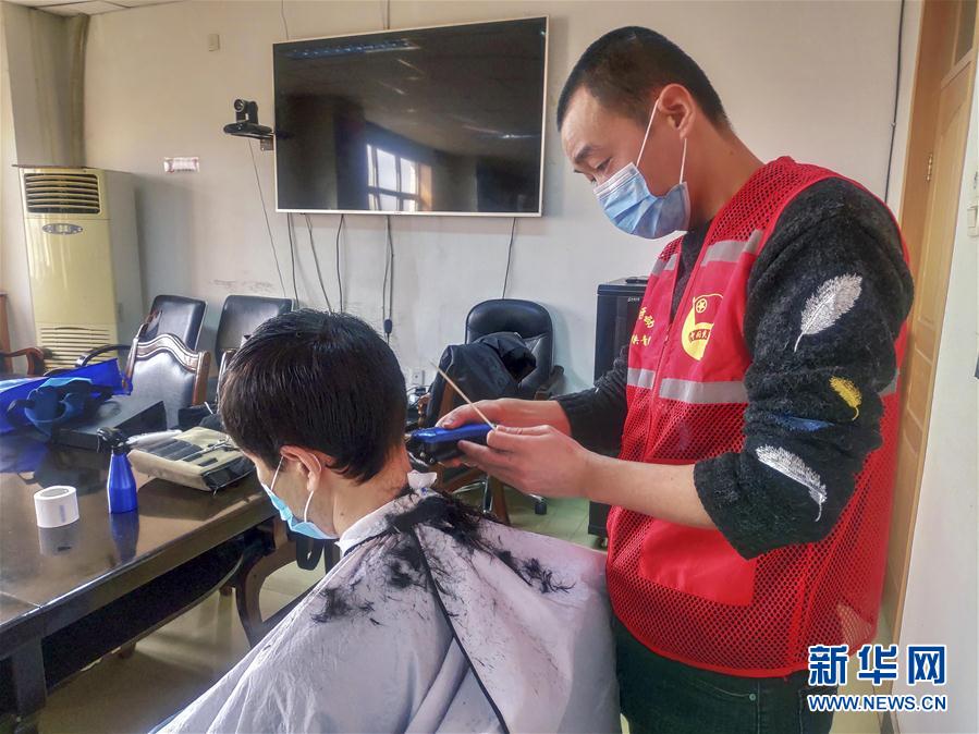 (一線抗疫群英譜·圖文互動(dòng))(2)“小小發(fā)屋”溢真情——新疆“90后”義務(wù)理發(fā)師馬國(guó)仁的故事