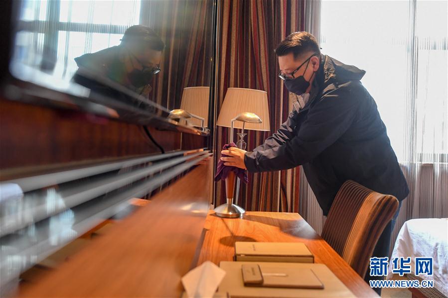 (一線抗疫群英譜·圖文互動)(3)服務白衣天使的“管家”艾厚宇