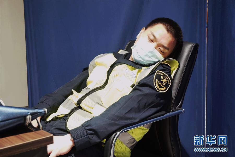 （一線抗疫群英譜·圖文互動）武漢天河機(jī)場海關(guān)王銳：堅守國門一線69天 嚴(yán)防疫情輸入輸出