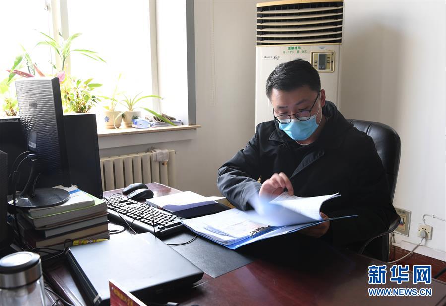（一線抗疫群英譜·圖文互動）（2）“再年輕，也要學(xué)做頂梁柱”——記“95后”干警李文超