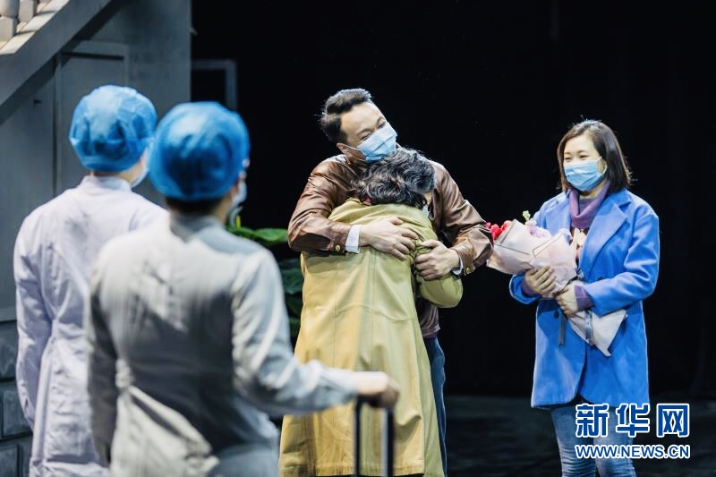 (圖文互動(dòng))(3)天津人藝推出抗擊疫情舞臺(tái)情景劇致敬“白衣天使”