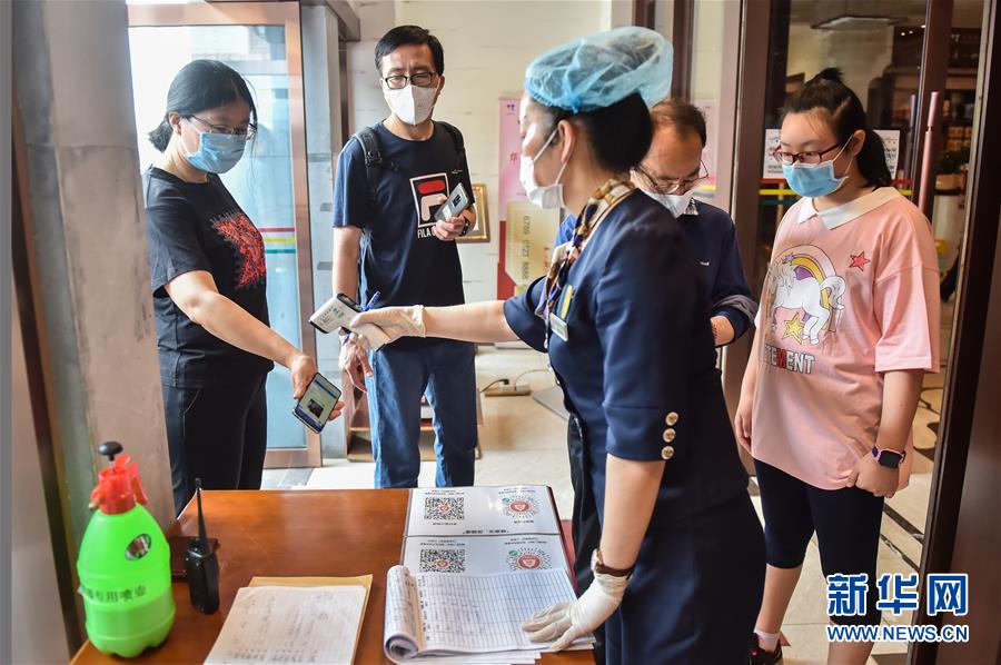 (圖文互動(dòng))(1)北京節(jié)日市場復(fù)工忙、人氣旺