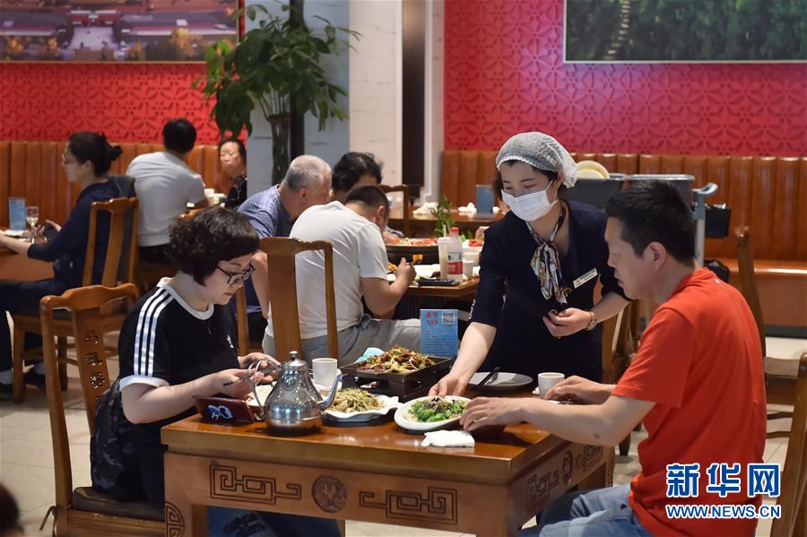 (圖文互動(dòng))(3)北京節(jié)日市場復(fù)工忙、人氣旺