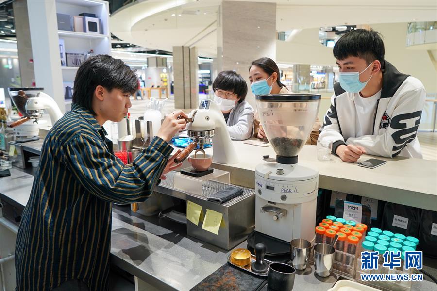 （圖文互動）（1）&ldquo;觸網(wǎng)&rdquo;直播間 引領&ldquo;小眾圈&rdquo;&mdash;&mdash;新興職業(yè)青年的初心與匠心