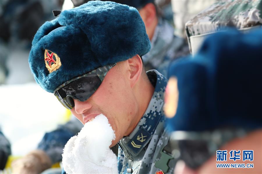 (圖文互動)(3)特寫:山再高,也要把給養送上去!