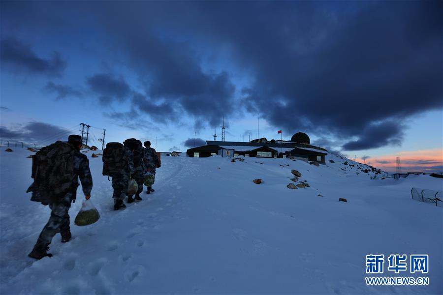 (圖文互動)(5)特寫:山再高,也要把給養送上去!