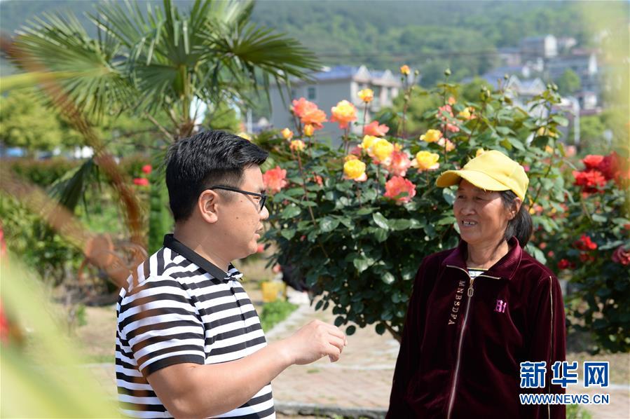 (決戰(zhàn)決勝脫貧攻堅(jiān)·圖文互動(dòng))(2)理發(fā)師“修剪”鄉(xiāng)村游一團(tuán)亂麻