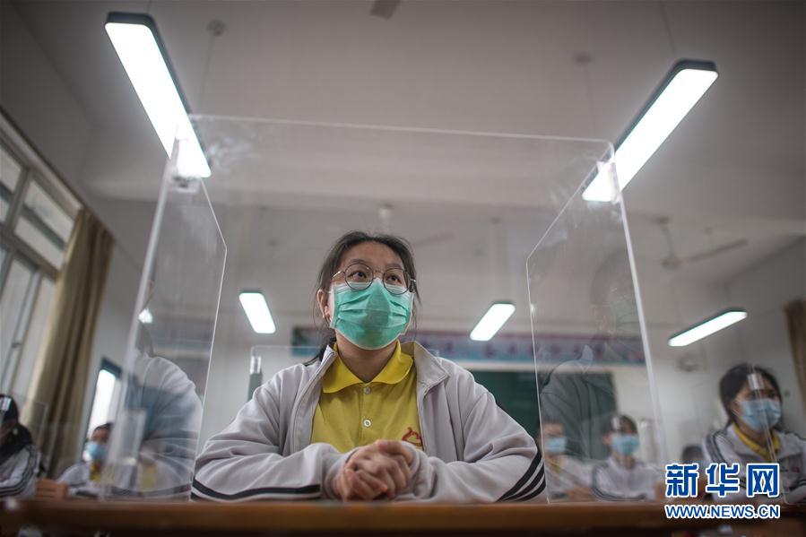 (聚焦疫情防控)(1) 武漢高三復學:透明隔板阻飛沫