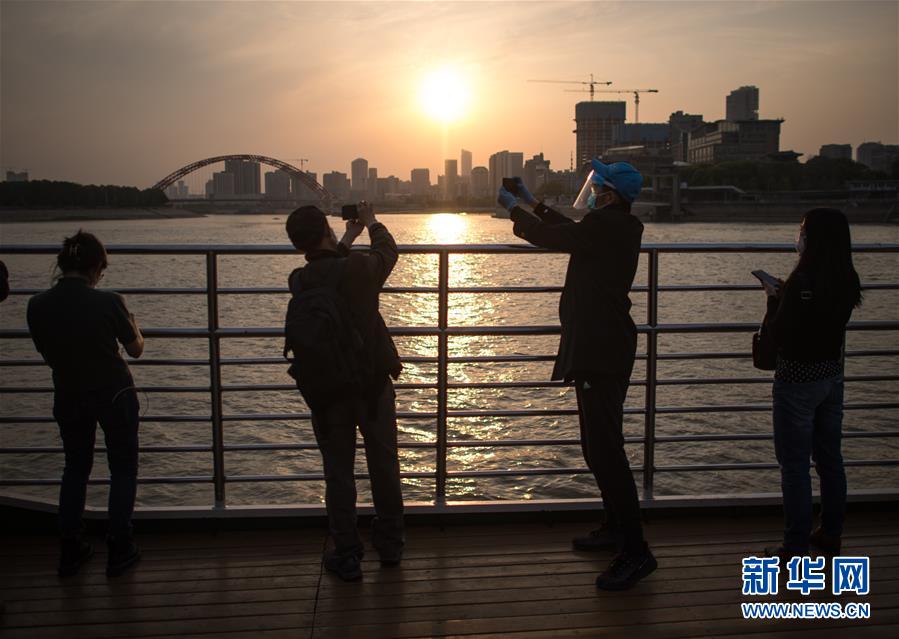 （在習近平新時代中國特色社會主義思想指引下&mdash;&mdash;新時代新作為新篇章&middot;習近平總書記關切事&middot;圖文互動）（9）疫情防控不減壓　復工復產正加速&mdash;&mdash;武漢&ldquo;解封&rdquo;滿月觀察