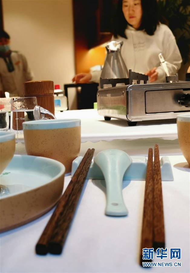 （圖文互動(dòng)）“公筷公勺”上桌難在哪？——長(zhǎng)沙市部分餐飲場(chǎng)所見聞