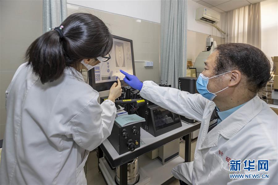 (代表委員履職·圖文互動(dòng))(2)“履職與行醫(yī),都要精益求精”——全國政協(xié)委員吳煥淦履職記